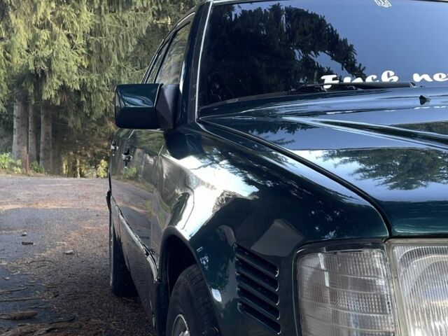 Зелений Мерседес 220, об'ємом двигуна 2.2 л та пробігом 419 тис. км за 2850 $, фото 4 на Automoto.ua