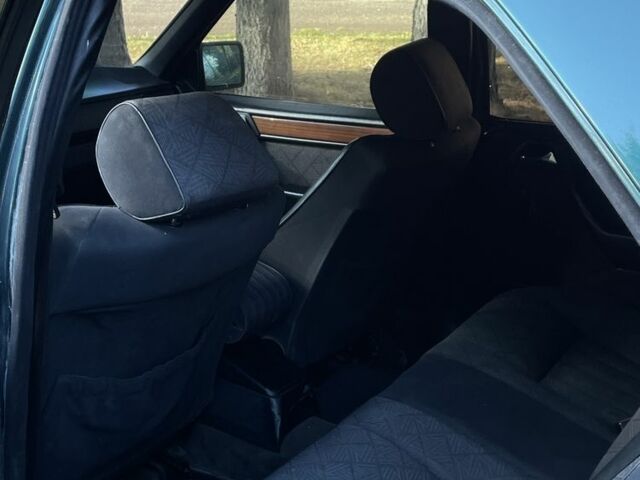 Зелений Мерседес 220, об'ємом двигуна 2.2 л та пробігом 419 тис. км за 2850 $, фото 13 на Automoto.ua