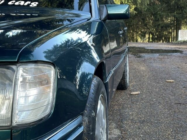 Зелений Мерседес 220, об'ємом двигуна 2.2 л та пробігом 419 тис. км за 2850 $, фото 3 на Automoto.ua