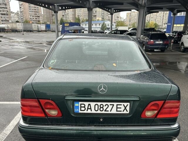 Зелений Мерседес 220, об'ємом двигуна 2.2 л та пробігом 450 тис. км за 3500 $, фото 1 на Automoto.ua