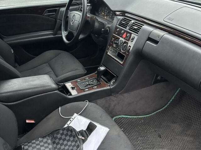 Зеленый Мерседес 220, объемом двигателя 2.2 л и пробегом 450 тыс. км за 3700 $, фото 4 на Automoto.ua