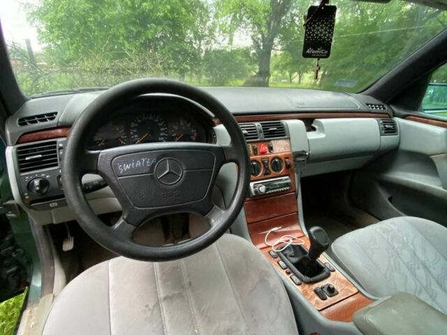 Зелений Мерседес 220, об'ємом двигуна 0 л та пробігом 450 тис. км за 599 $, фото 2 на Automoto.ua