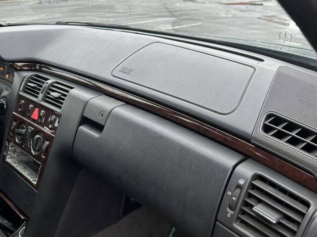 Зелений Мерседес 220, об'ємом двигуна 2.2 л та пробігом 450 тис. км за 3500 $, фото 5 на Automoto.ua