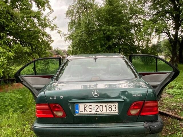 Зелений Мерседес 220, об'ємом двигуна 0 л та пробігом 450 тис. км за 599 $, фото 1 на Automoto.ua
