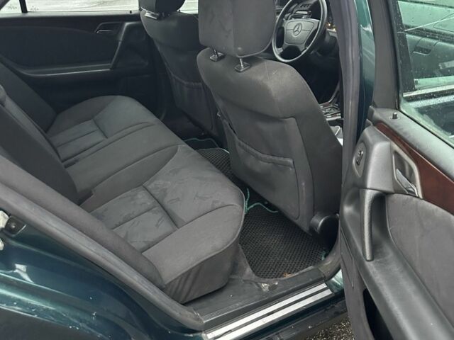 Зеленый Мерседес 220, объемом двигателя 2.2 л и пробегом 450 тыс. км за 3700 $, фото 6 на Automoto.ua