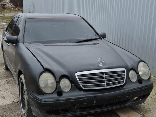 Зеленый Мерседес 220, объемом двигателя 2 л и пробегом 451 тыс. км за 2300 $, фото 5 на Automoto.ua