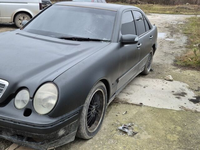 Зеленый Мерседес 220, объемом двигателя 2 л и пробегом 451 тыс. км за 2300 $, фото 6 на Automoto.ua