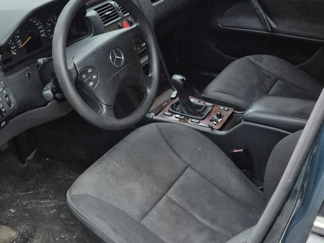 Зеленый Мерседес 220, объемом двигателя 2 л и пробегом 451 тыс. км за 2300 $, фото 2 на Automoto.ua