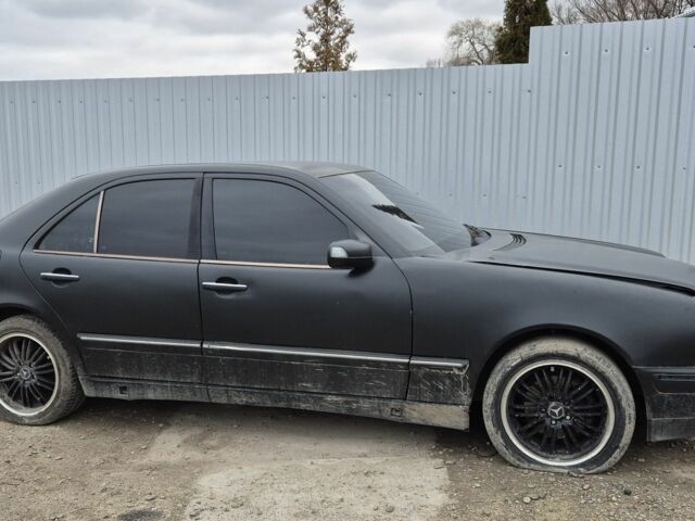 Зеленый Мерседес 220, объемом двигателя 2 л и пробегом 451 тыс. км за 2300 $, фото 7 на Automoto.ua