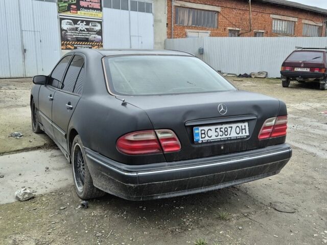 Зеленый Мерседес 220, объемом двигателя 2 л и пробегом 451 тыс. км за 2300 $, фото 4 на Automoto.ua