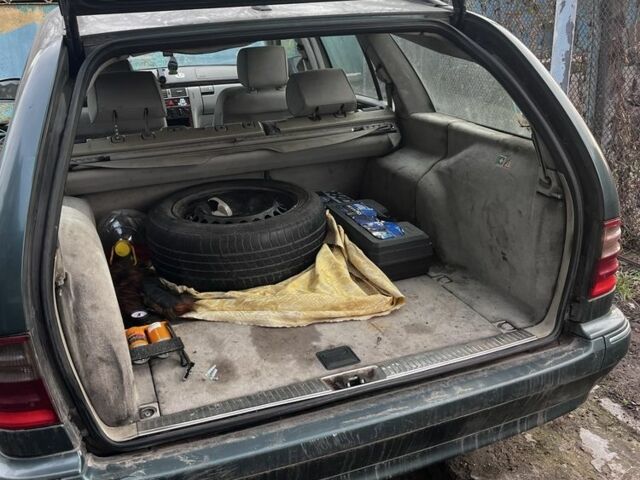 Зеленый Мерседес 220, объемом двигателя 2.1 л и пробегом 420 тыс. км за 2300 $, фото 1 на Automoto.ua