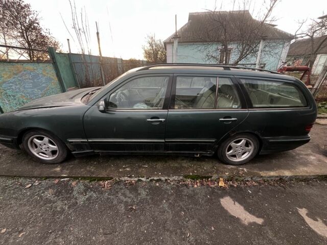 Зеленый Мерседес 220, объемом двигателя 2.1 л и пробегом 420 тыс. км за 2300 $, фото 4 на Automoto.ua