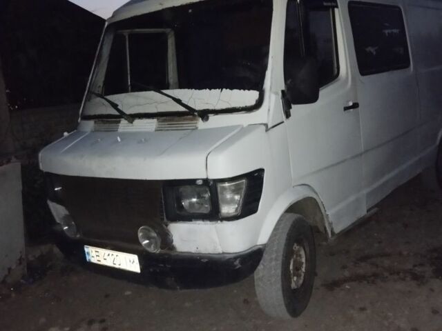 Белый Мерседес 230, объемом двигателя 2.3 л и пробегом 670 тыс. км за 2000 $, фото 2 на Automoto.ua