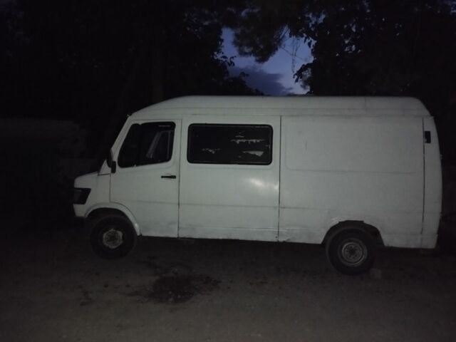 Белый Мерседес 230, объемом двигателя 2.3 л и пробегом 670 тыс. км за 2000 $, фото 1 на Automoto.ua