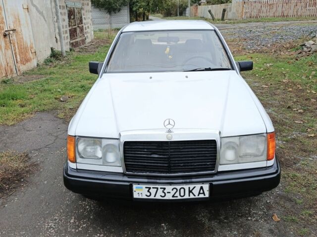 Белый Мерседес 230, объемом двигателя 2.3 л и пробегом 357 тыс. км за 1700 $, фото 1 на Automoto.ua