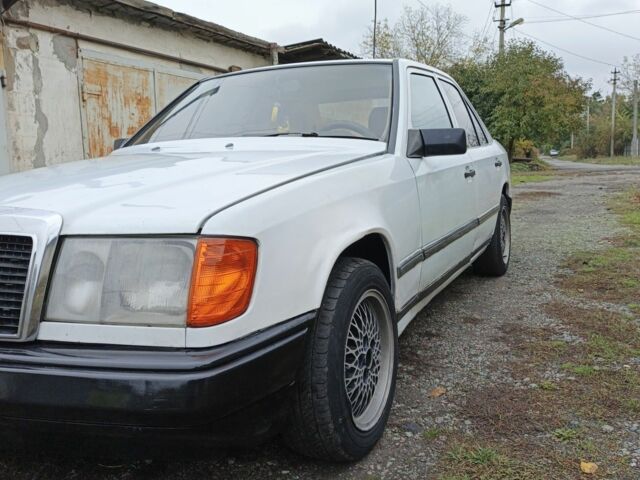 Белый Мерседес 230, объемом двигателя 2.3 л и пробегом 357 тыс. км за 1700 $, фото 2 на Automoto.ua