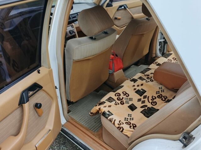 Белый Мерседес 230, объемом двигателя 2.3 л и пробегом 357 тыс. км за 1700 $, фото 3 на Automoto.ua