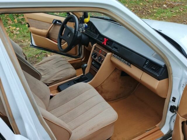 Белый Мерседес 230, объемом двигателя 2.3 л и пробегом 357 тыс. км за 1700 $, фото 5 на Automoto.ua