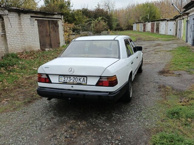 Белый Мерседес 230, объемом двигателя 2.3 л и пробегом 357 тыс. км за 1700 $, фото 6 на Automoto.ua