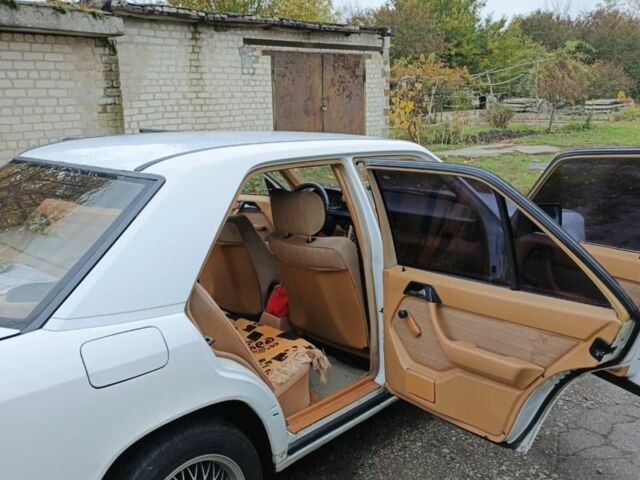 Белый Мерседес 230, объемом двигателя 2.3 л и пробегом 357 тыс. км за 1700 $, фото 7 на Automoto.ua