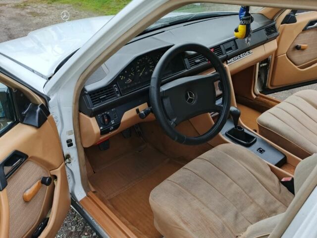 Белый Мерседес 230, объемом двигателя 2.3 л и пробегом 357 тыс. км за 1700 $, фото 4 на Automoto.ua