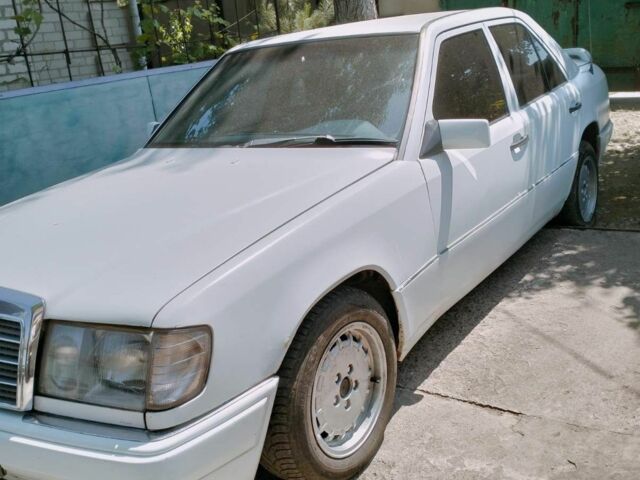Белый Мерседес 230, объемом двигателя 2.3 л и пробегом 300 тыс. км за 2500 $, фото 1 на Automoto.ua
