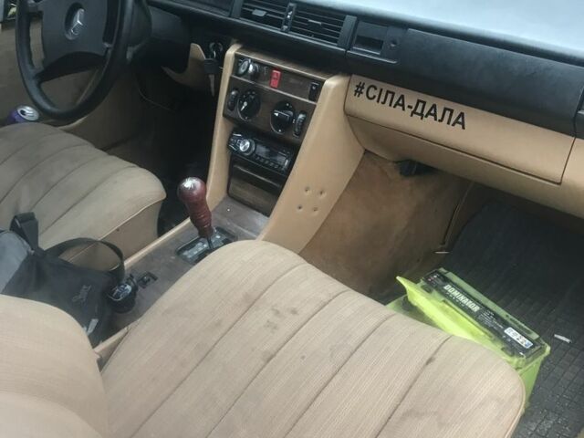 Белый Мерседес 230, объемом двигателя 2.3 л и пробегом 250 тыс. км за 1300 $, фото 1 на Automoto.ua