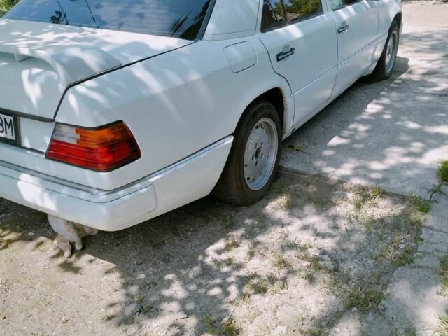 Белый Мерседес 230, объемом двигателя 2.3 л и пробегом 300 тыс. км за 2500 $, фото 2 на Automoto.ua