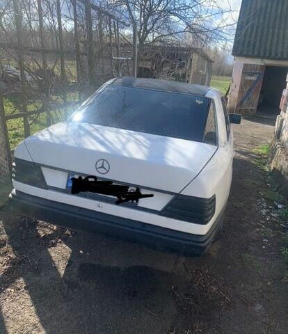 Белый Мерседес 230, объемом двигателя 2.3 л и пробегом 250 тыс. км за 1300 $, фото 5 на Automoto.ua