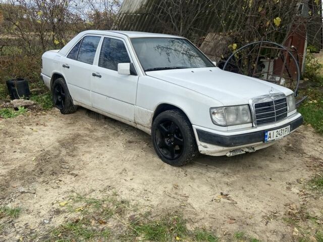 Белый Мерседес 230, объемом двигателя 2.3 л и пробегом 300 тыс. км за 1500 $, фото 1 на Automoto.ua
