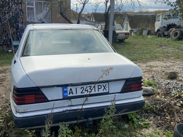 Белый Мерседес 230, объемом двигателя 2.3 л и пробегом 300 тыс. км за 1500 $, фото 4 на Automoto.ua