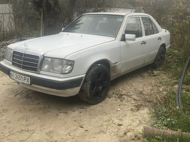 Белый Мерседес 230, объемом двигателя 2.3 л и пробегом 300 тыс. км за 1500 $, фото 2 на Automoto.ua