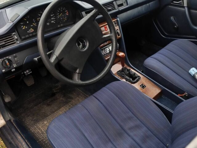 Бежевий Мерседес 230, об'ємом двигуна 2.3 л та пробігом 3 тис. км за 1800 $, фото 4 на Automoto.ua