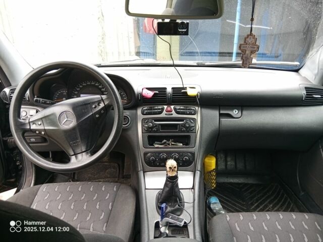 Черный Мерседес 230, объемом двигателя 2 л и пробегом 350 тыс. км за 5216 $, фото 3 на Automoto.ua