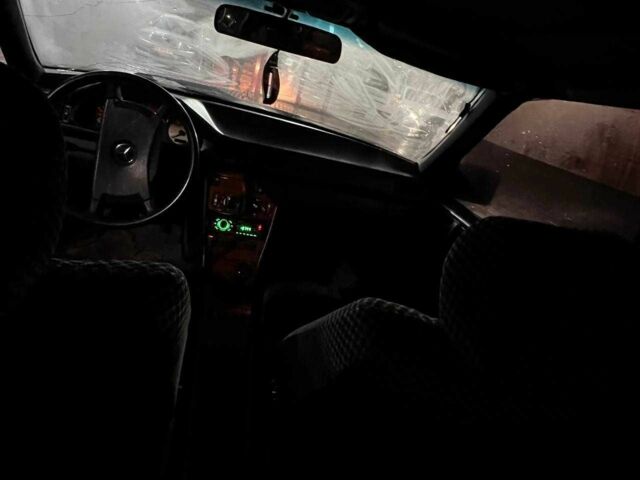 Черный Мерседес 230, объемом двигателя 2.3 л и пробегом 250 тыс. км за 2362 $, фото 6 на Automoto.ua