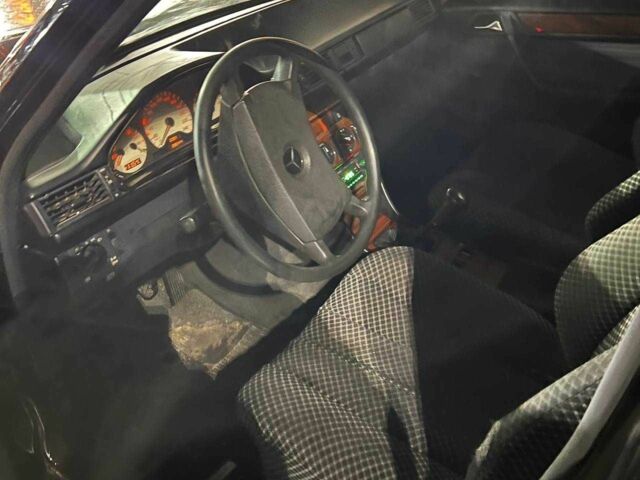 Черный Мерседес 230, объемом двигателя 2.3 л и пробегом 250 тыс. км за 2362 $, фото 3 на Automoto.ua