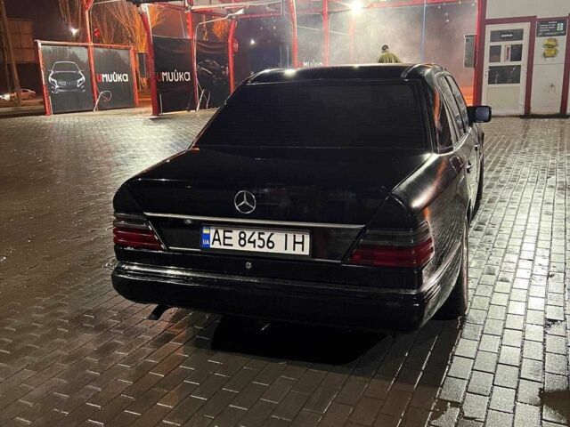 Черный Мерседес 230, объемом двигателя 2.3 л и пробегом 250 тыс. км за 2362 $, фото 4 на Automoto.ua