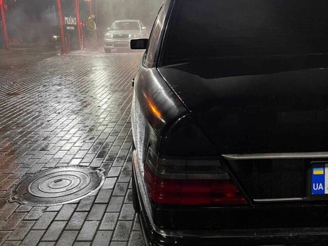 Черный Мерседес 230, объемом двигателя 2.3 л и пробегом 250 тыс. км за 2362 $, фото 2 на Automoto.ua