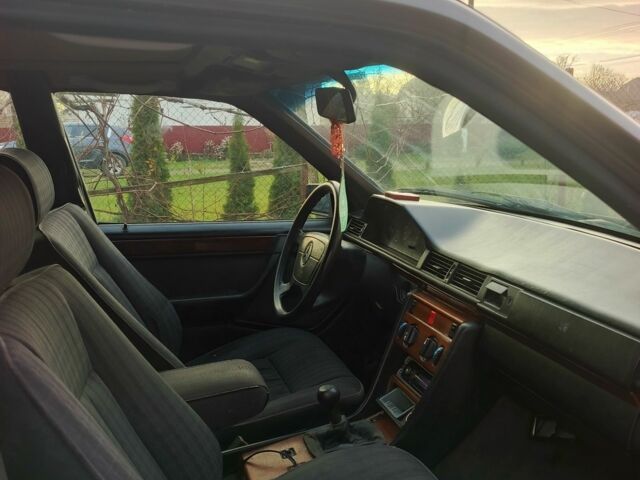 Чорний Мерседес 230, об'ємом двигуна 2.3 л та пробігом 358 тис. км за 1750 $, фото 7 на Automoto.ua