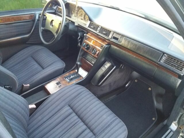 Черный Мерседес 230, объемом двигателя 2 л и пробегом 400 тыс. км за 1800 $, фото 5 на Automoto.ua