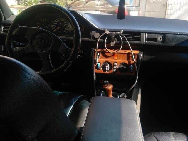 Чорний Мерседес 230, об'ємом двигуна 2.3 л та пробігом 292 тис. км за 6500 $, фото 5 на Automoto.ua