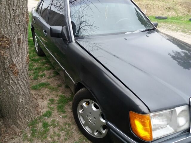 Черный Мерседес 230, объемом двигателя 2 л и пробегом 400 тыс. км за 1800 $, фото 2 на Automoto.ua