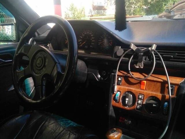 Чорний Мерседес 230, об'ємом двигуна 2.3 л та пробігом 292 тис. км за 6500 $, фото 1 на Automoto.ua