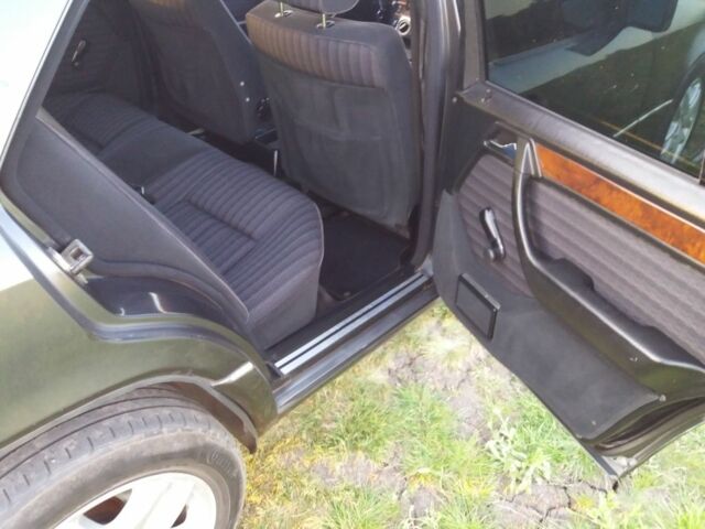 Черный Мерседес 230, объемом двигателя 2 л и пробегом 400 тыс. км за 1800 $, фото 7 на Automoto.ua