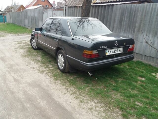 Черный Мерседес 230, объемом двигателя 2 л и пробегом 400 тыс. км за 1800 $, фото 1 на Automoto.ua
