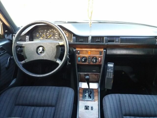 Черный Мерседес 230, объемом двигателя 2 л и пробегом 400 тыс. км за 1800 $, фото 4 на Automoto.ua