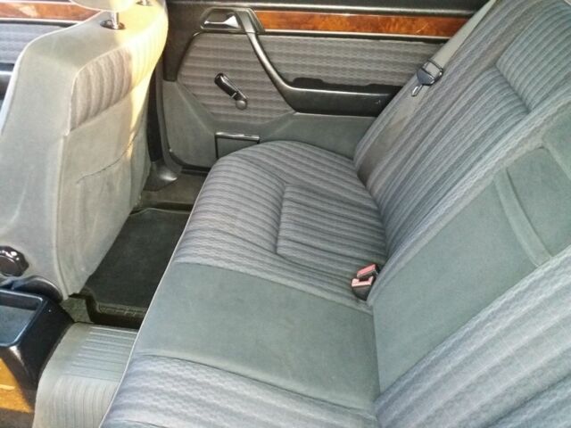 Черный Мерседес 230, объемом двигателя 2 л и пробегом 400 тыс. км за 1800 $, фото 6 на Automoto.ua