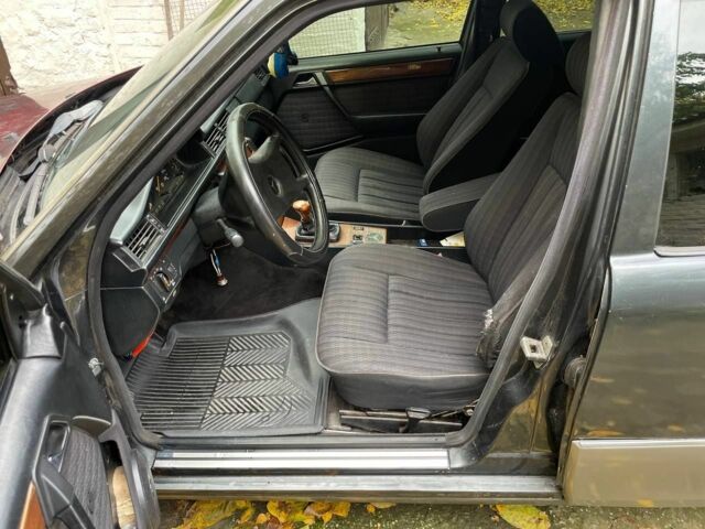 Чорний Мерседес 230, об'ємом двигуна 2.3 л та пробігом 508 тис. км за 1198 $, фото 11 на Automoto.ua