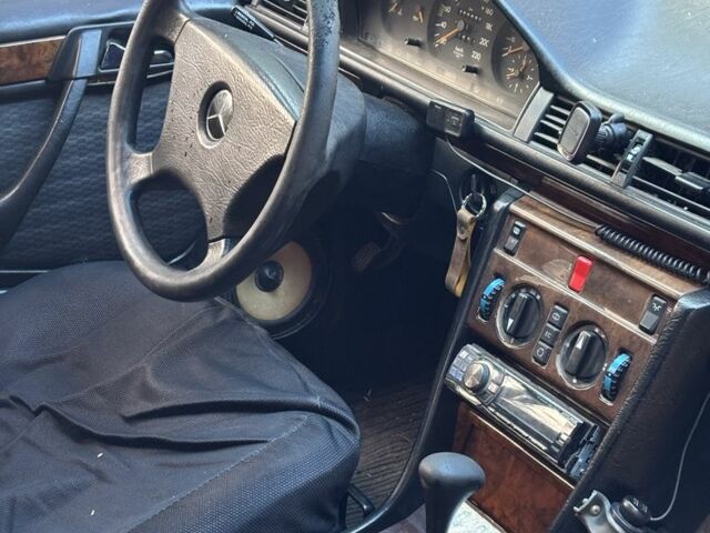 Черный Мерседес 230, объемом двигателя 2.3 л и пробегом 500 тыс. км за 1750 $, фото 6 на Automoto.ua