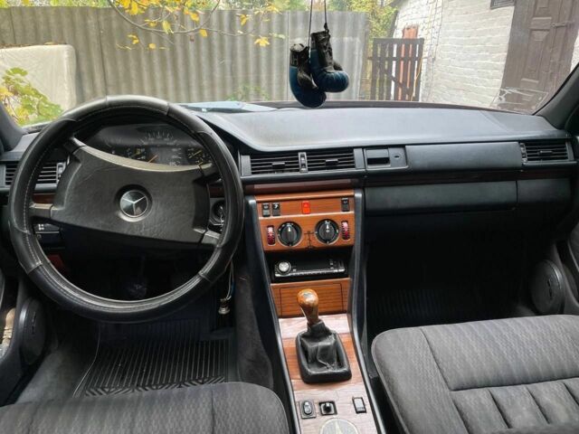 Чорний Мерседес 230, об'ємом двигуна 2.3 л та пробігом 508 тис. км за 1198 $, фото 10 на Automoto.ua